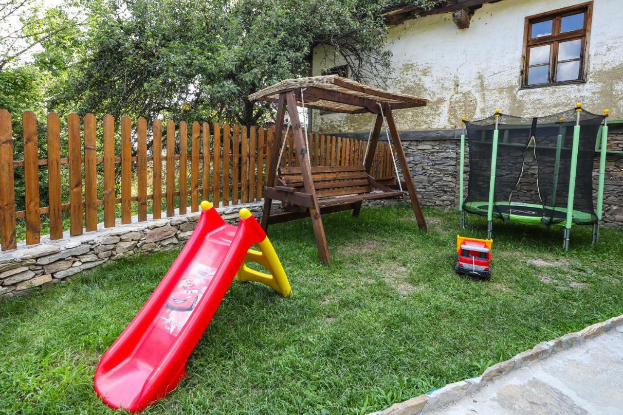 Тодорината Къща Hotel Leshten ภายนอก รูปภาพ